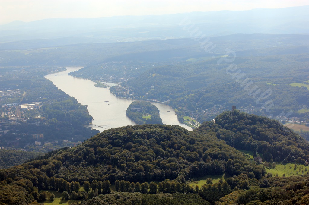 Blick über das Siebengebirge gen Süden auf Nonnenwerth und Oberwinter