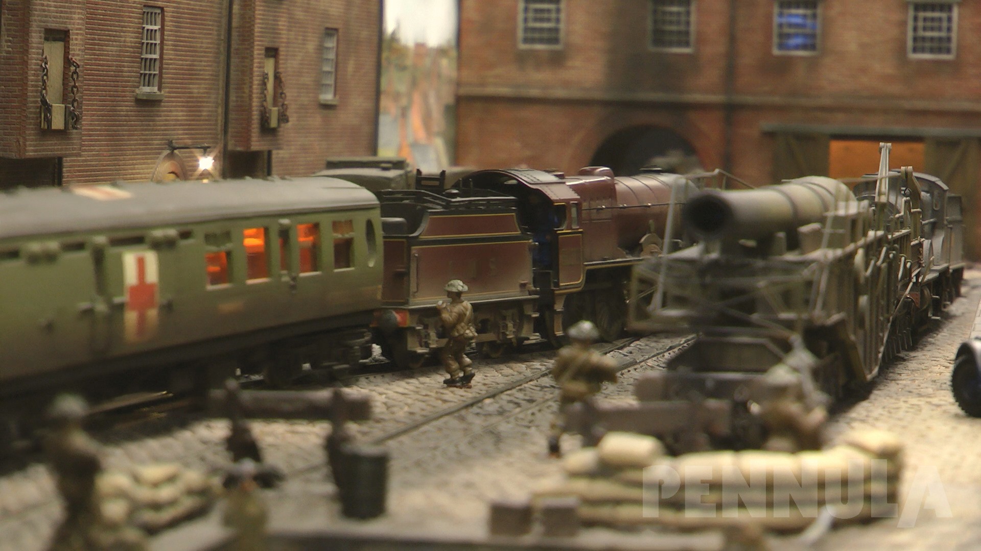 Militärzüge und Panzer als Modellbahn auf einem Militär - Diorama aus dem Weltkrieg mit Damploks