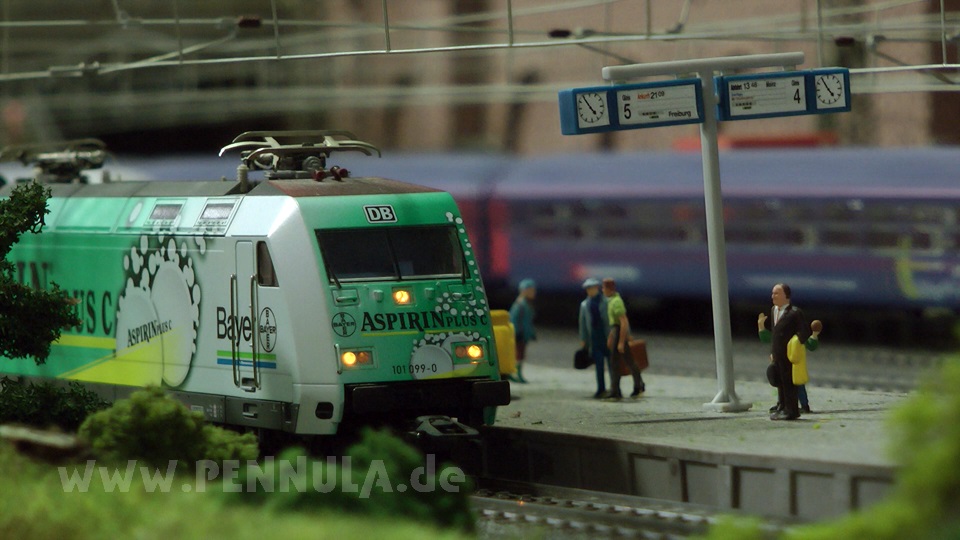 Zugfahrten am Bahnsteig Holtmann - Alle 15 Sekunden ein Güterzug und Personenzug