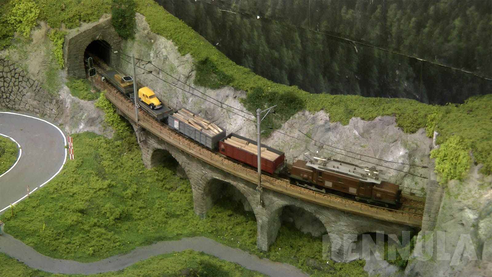 Modelleisenbahnanlage der Schweizerischen Graubündenbahn - Schmalspurbahn in Spurweite H0